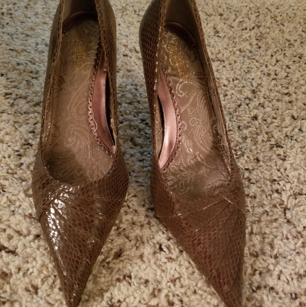 Brown leather pumps